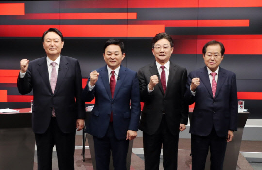 국민의힘 대선 경선 후보가 지난 27일 강원 춘천시 동면 G1 강원민방에서 열린 강원지역 합동토론회에 참석해 파이팅을 외치고 있다. 왼쪽부터 윤석열, 원희룡, 유승민, 홍준표 후보. 연합뉴스